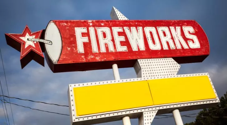 A roadside sign that says fireworks.
