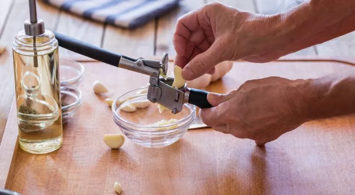 Garlic can be used as glue