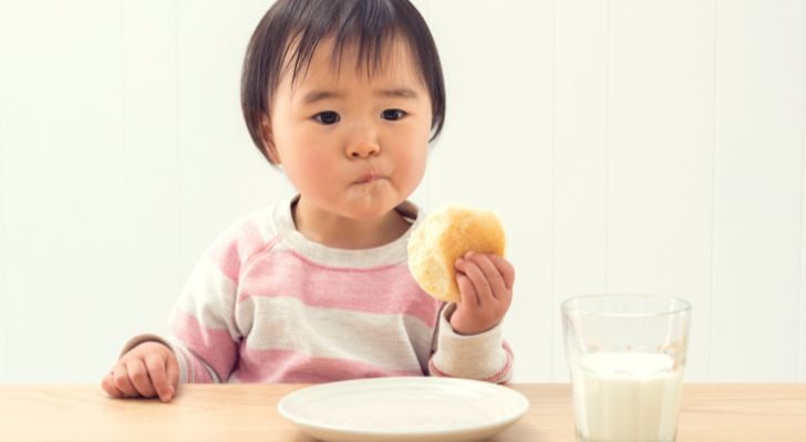 A child eating carbs