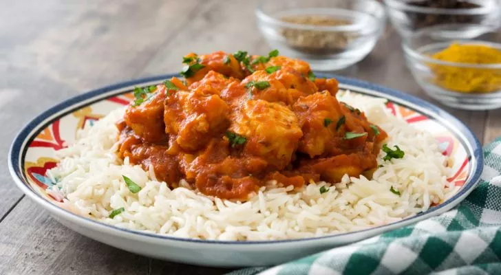 Chicken Tikka Masala është pjata kombëtare e Anglisë.