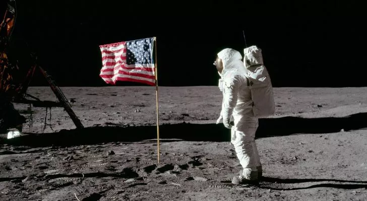Apollo 11 görevi sırasında ayda bir astronot