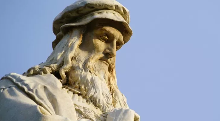 A statue of Leonardo da Vinci