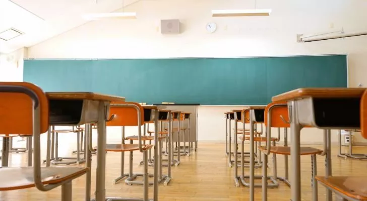 An empty school classroom with many desks