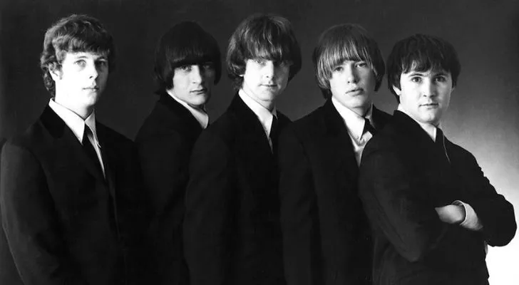 5 men dressed in a similar fashion and with similar haircuts to the Beatles