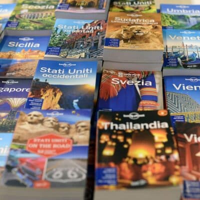 Assorted Lonely Planet travel guides in Italian covering global destinations