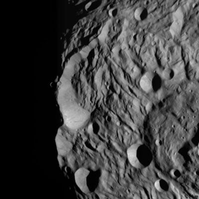 Craters and ridges on the surface of asteroid 4 Vesta