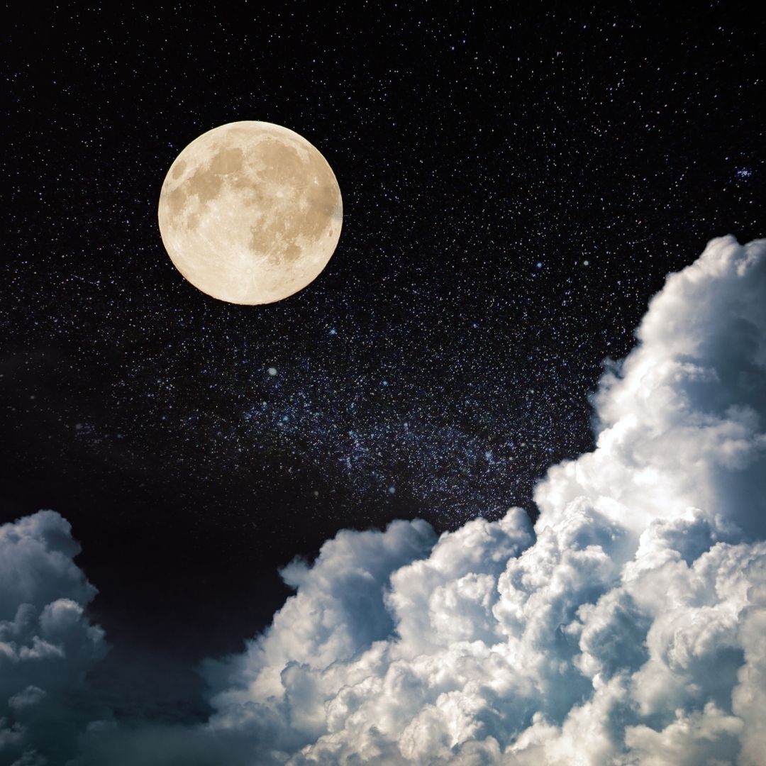 Studies show that people tend to sleep less and go to bed later in the days leading up to a full moon.​