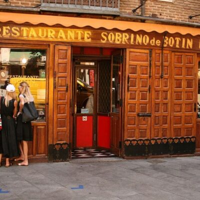 Entrance of Sobrino de Botín with three women standing outside